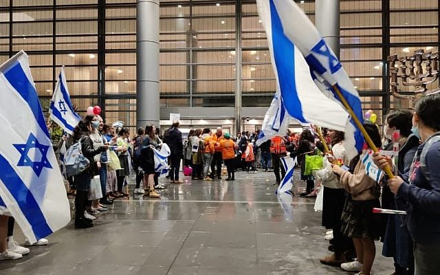 Lindenabum-Lod students greeting Ukrainian Refugees at Ben Gurion Airport