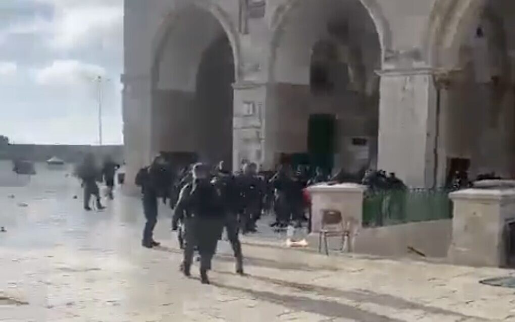 Police are seen during clashes with Palestinians on the Temple Mount, May 5, 2022. (Screen capture: Twitter)